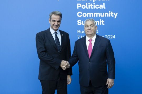Ο Μητσοτάκης μπροστά στον καθρέφτη Ορμπαν